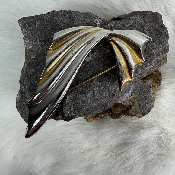 Vintage Silver Tone Abstract Sash Brooch - Picture 1 of 6